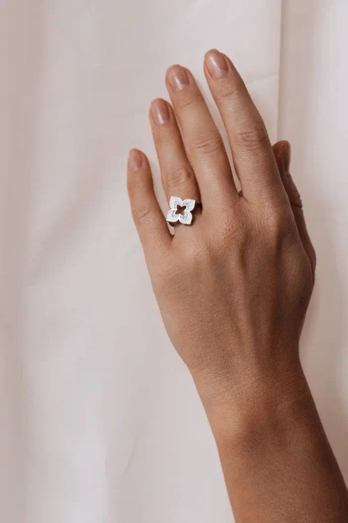 Кольцо "TRUE FLOWERS" с белой эмалью