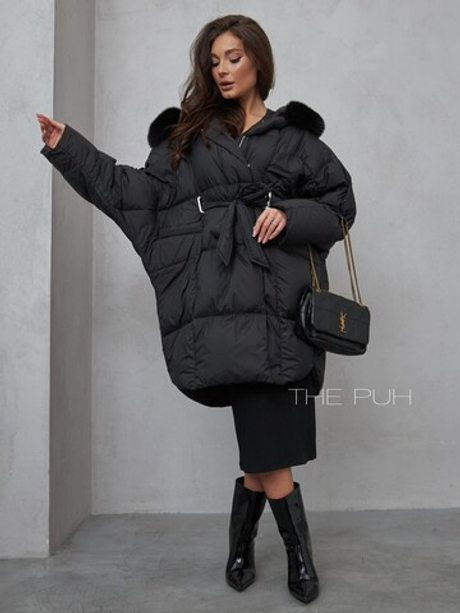 Удлиненный пуховик летучая мышь черного цвета с мехом