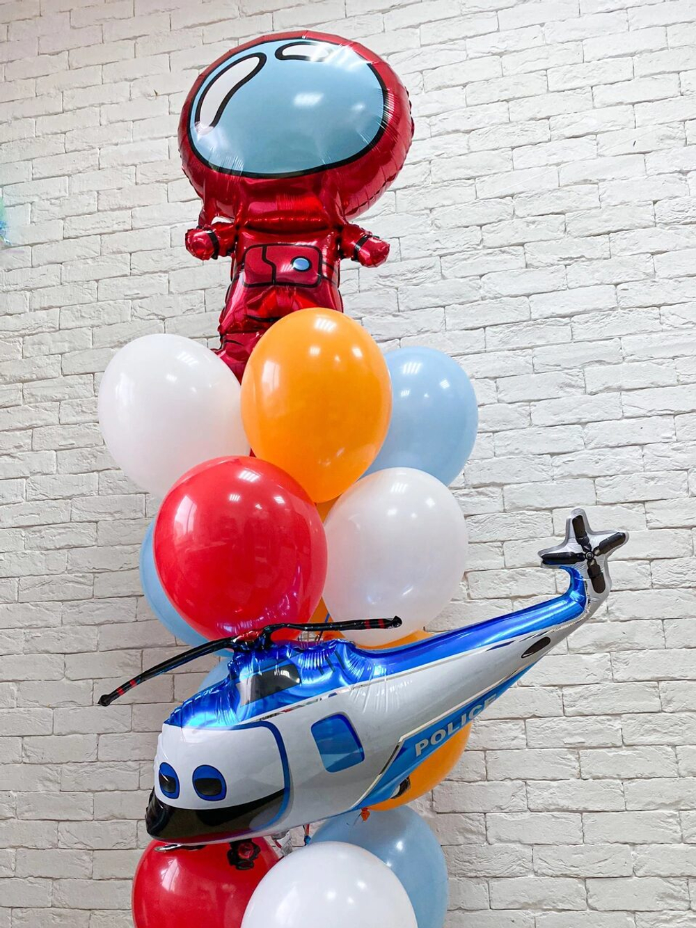 Композиция из воздушных шаров "Космонавт с вертолетом"