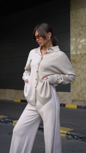 Трикотажный костюм с брюками в бежевом цвете