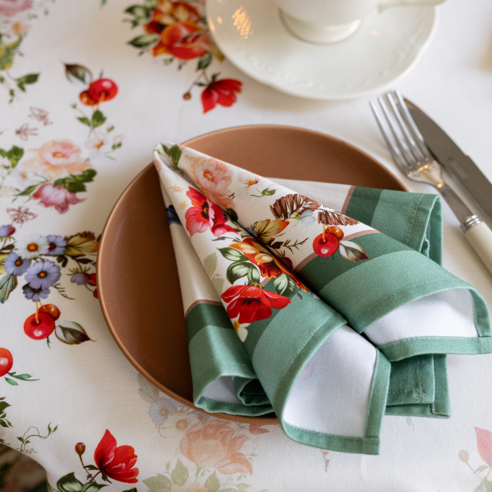 Набор скатерть 160х160 см с салфетками в подарочной упаковке