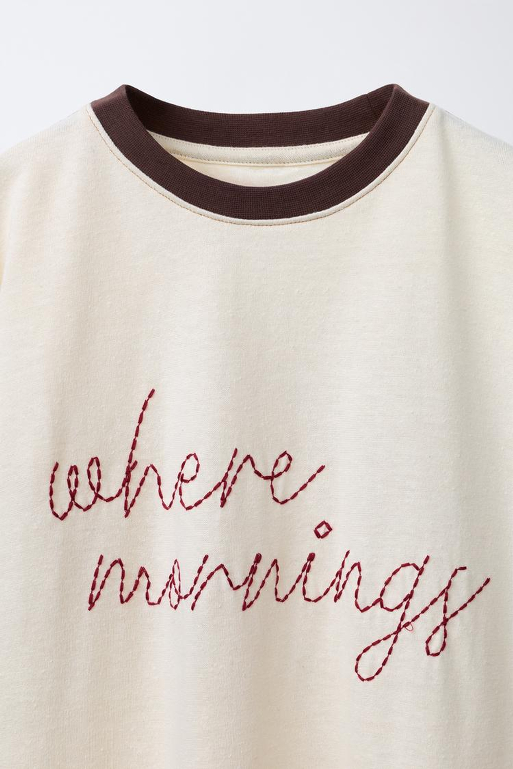 ZARA ФУТБОЛКА В РУБЧИК С КОНТРАСТНОЙ ВЫШИВКОЙ, ЭКРЮ