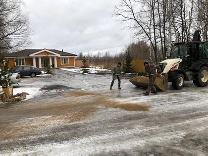 В «Романовском Парке» проводится антигололедная обработка дорог