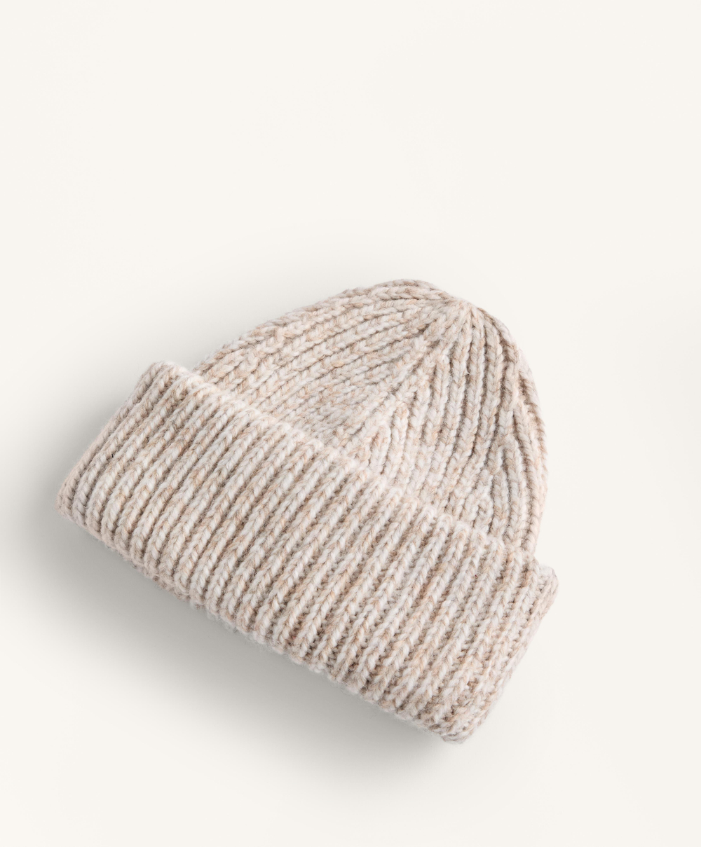 Oysho Вязаная шапка в крапинку, светло-бежевый