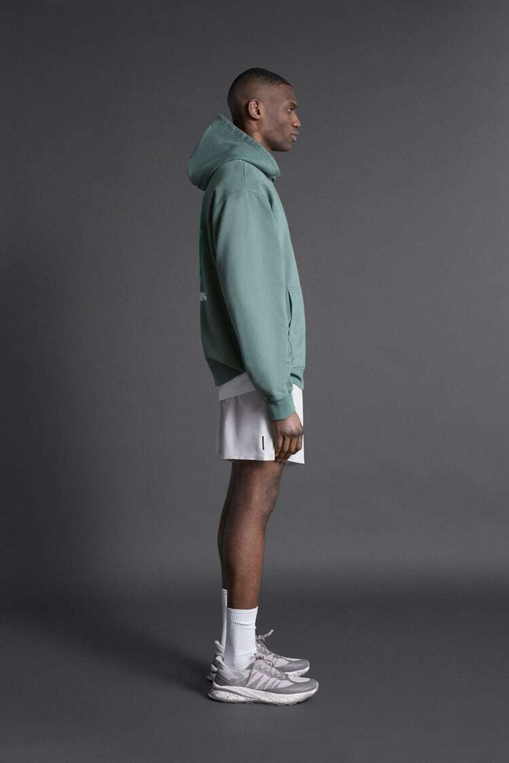 ZARA БАЗОВЫЕ СПОРТИВНЫЕ ШОРТЫ, ЖЕЛТОВАТО-БЕЛЫЙ