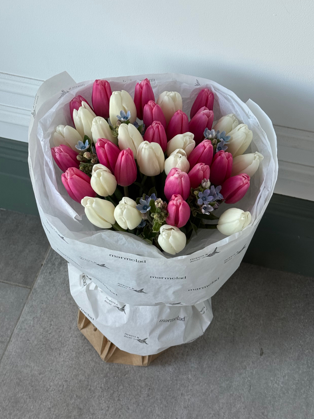 Букет из 35 тюльпана белого, розового цвета и незабудок - M