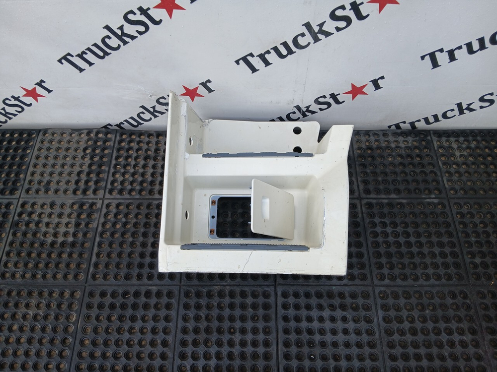 Корпус (дефект) подножек левый 2022г