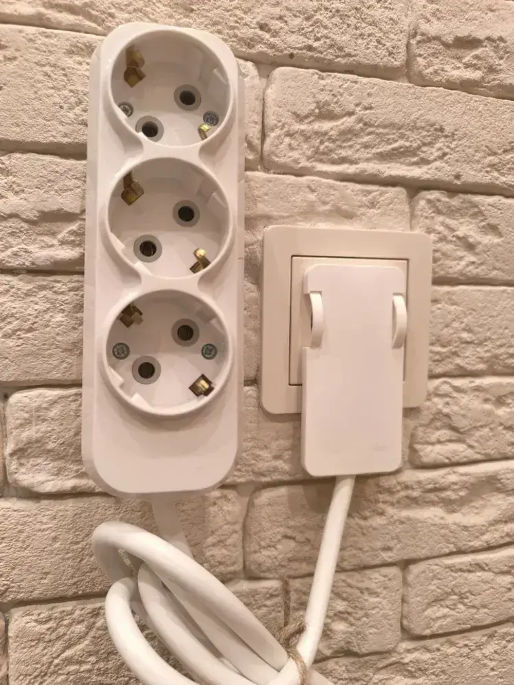 Удлинитель электрический с плоской потайной вилкой невидимкой (за шкаф) 3 розетки 1.5 Метра вилкой (за шкаф) Сетевой фильтр бытовой (удлинитель)