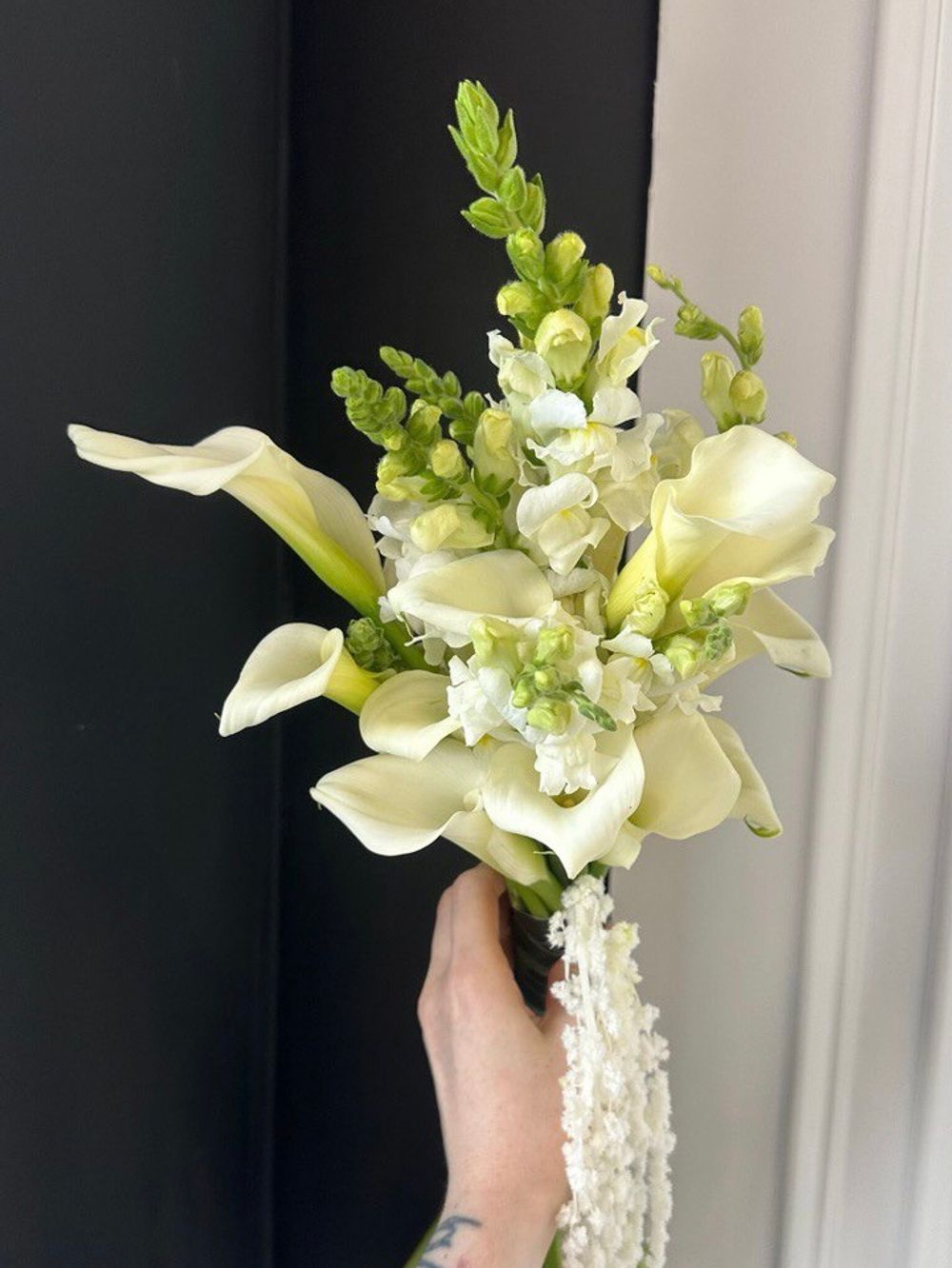 Свадебный букет из белых калл, антирринума и амаранта