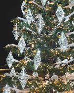 Светодинамическая елка со скамейкой, встроенная гирлянда: Теплый свет - "Лесная" (Литая хвоя) 6 м