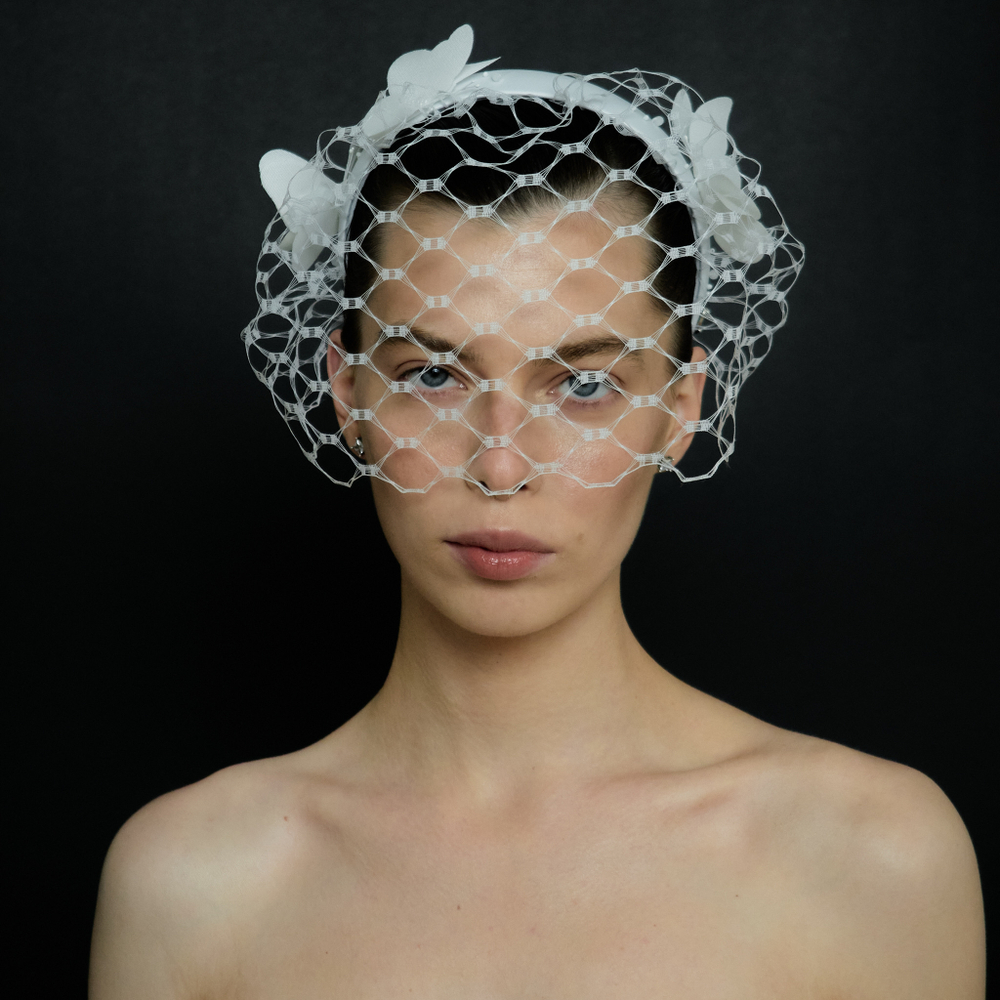 Вуаль с крупной сеткой и бабочками