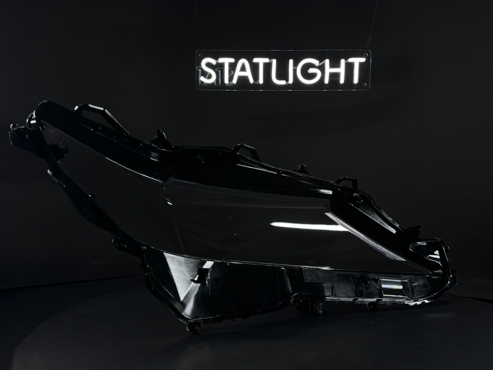 Левое стекло фары Toyota Camry XV70 2017-2020