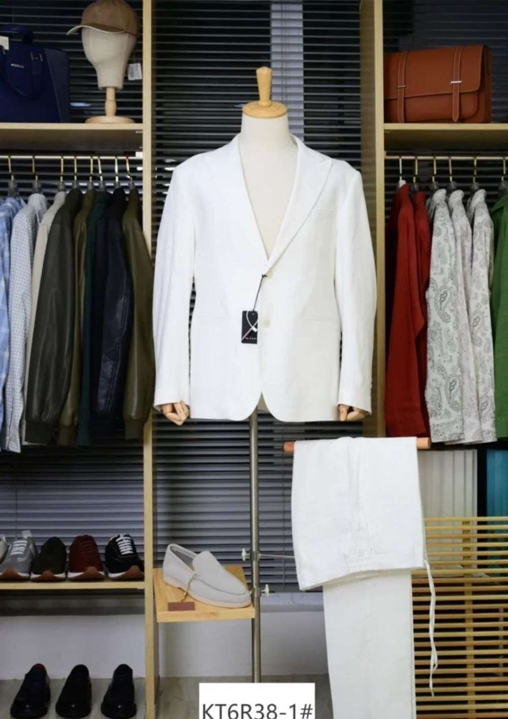 Льняной костюм Kiton