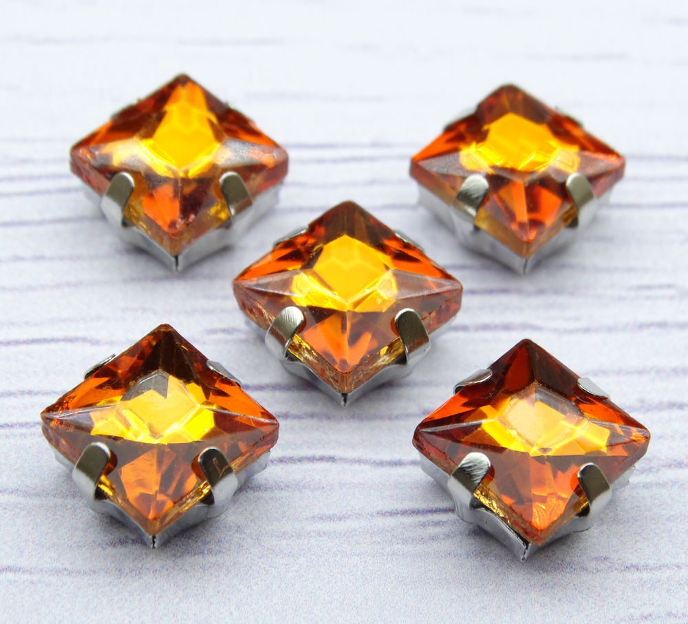 КЦ027НН8 Хрустальные стразы квадратной формы в цапах, цвет: оранжевый, размер: 8 мм, 7 шт/упак.