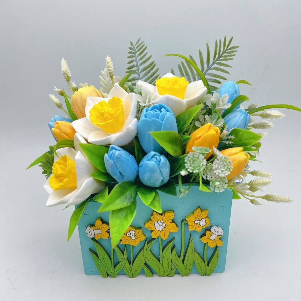 Букет из мыла "Море нарциссов, бирюзовый бокс"