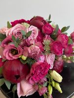 Свадебный букет из пионов, лизиантуса, маттиолв, кустовых пионовидных и одноголовых роз