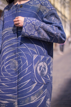 Пальто «Космогония» по мотивам иллюстраций из знаменитого трактата Андреаса Целлариуса "Гармония Макрокосмоса" (Harmonia Macrocosmica, созданном в середине XVII века.)