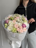 Букет сборный из хризантемы, кустовых пионовидных роз, пионов, диантусов и ромашки