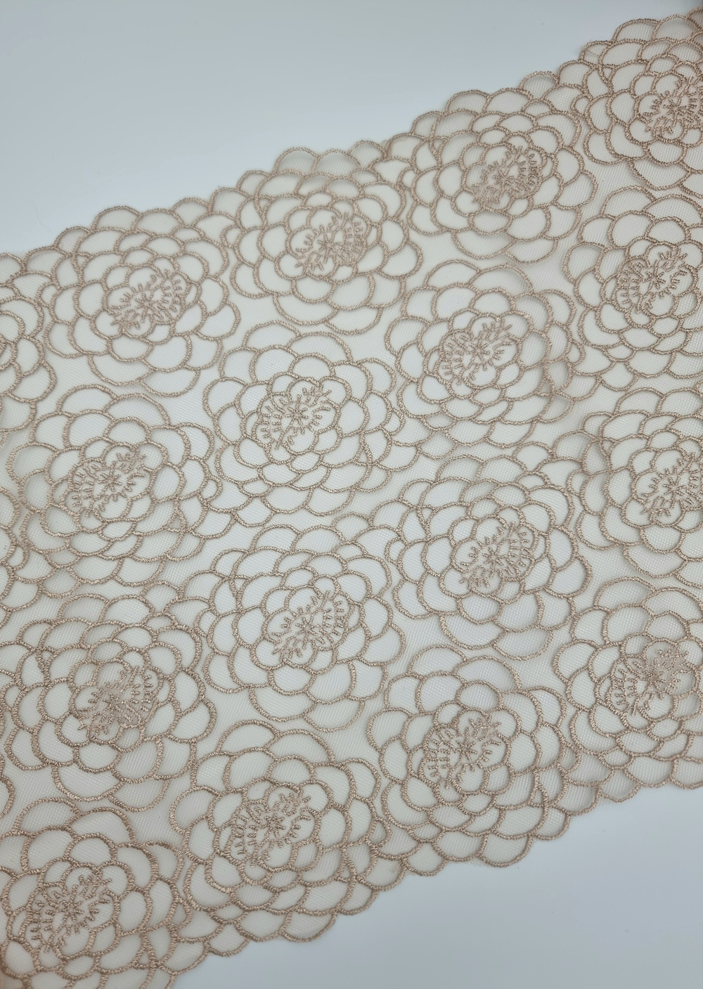 Вышивка на сетке золотисто-коричневая К747