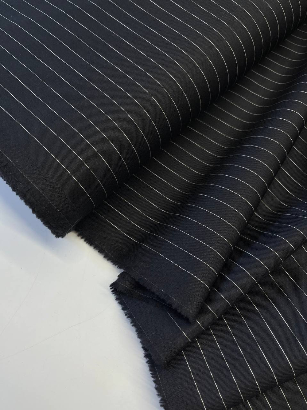 Шерсть костюмно-плательная Armani черная в тонкую белую полоску