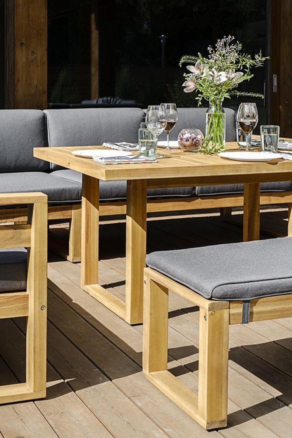 BOOKA, лаунж зона с обеденным столом