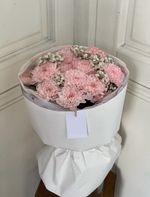 Авторский букет из персиковой хризантемы и белой гипсофилы