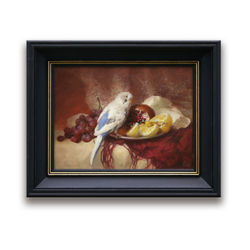 На картине изображён натюрморт: в центре композиции — бело-голубой попугай, сидящий на тарелке, на которой лежат дольки апельсина, гранат и другие фрукты. Слева от попугая — гроздь винограда. Фон выполнен в тёплых коричнево-красных тонах, а композиция дополнена драпировкой из ткани. Картина оформлена в тёмную раму с золотой окантовкой.