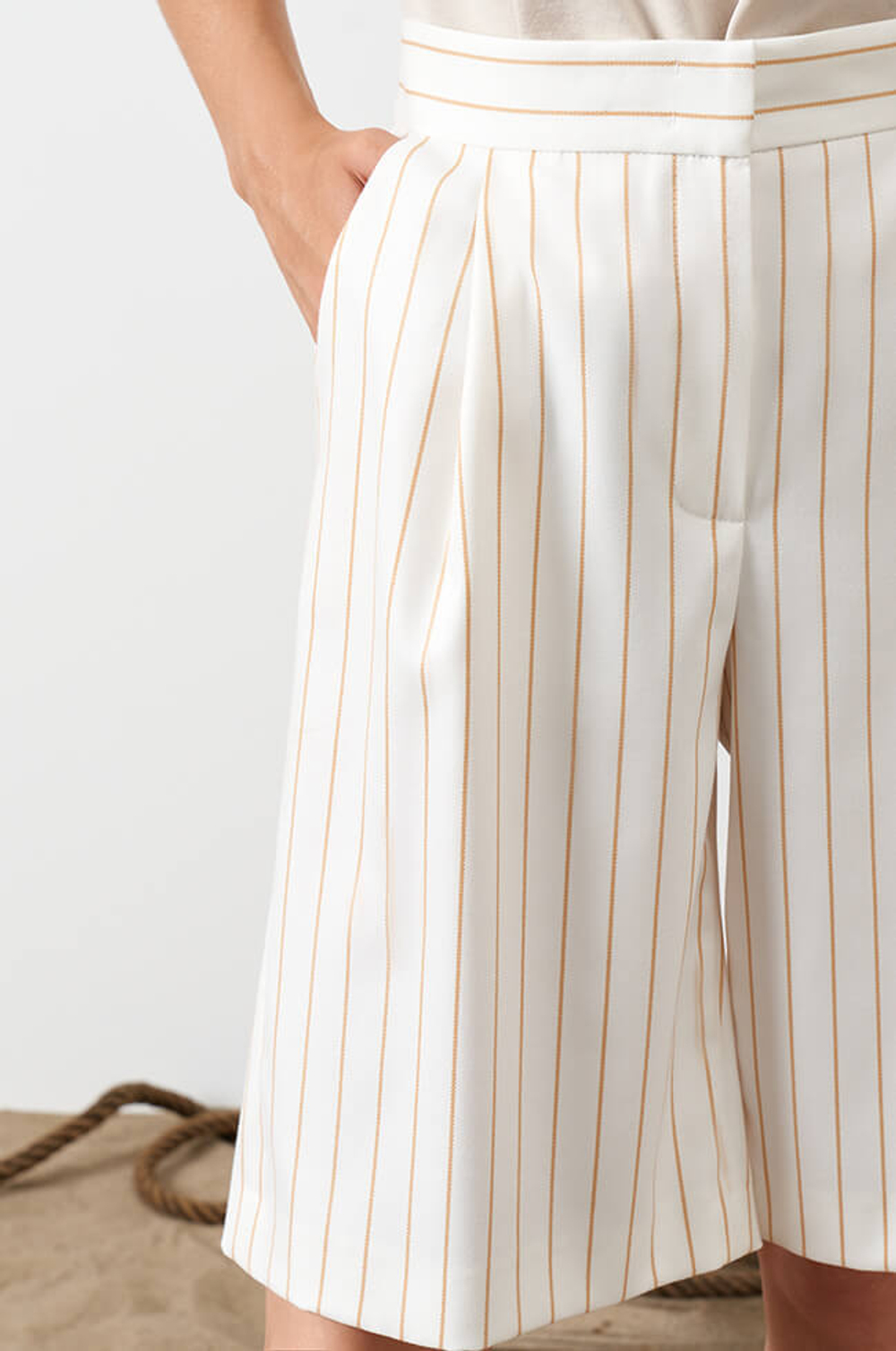 31034 Шорты женские (молочный полоска)