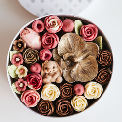 Шоколадный букет в коробке с крышкой "Вкус Любви" с фигуркой зайка, подарок на 8 марта, на День Рождения.