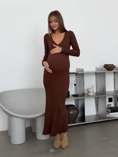 Платье вязаное, длинное, расклешенное, с v-образным вырезом