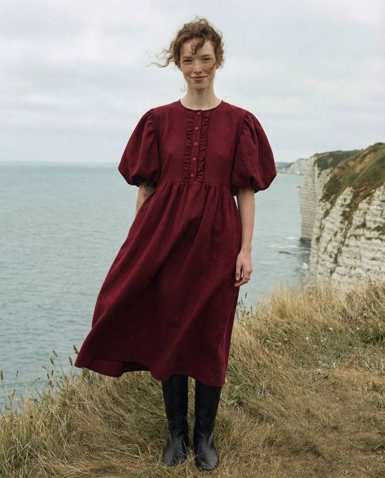 Платье с жабо и рукавами-фонариками из крапивы цвета бордо