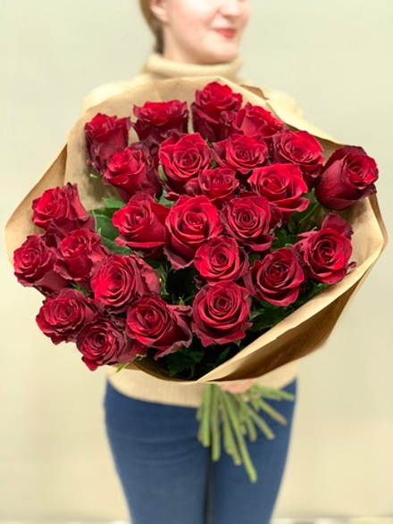Букет 25 красных роз Эквадор 70см в крафте