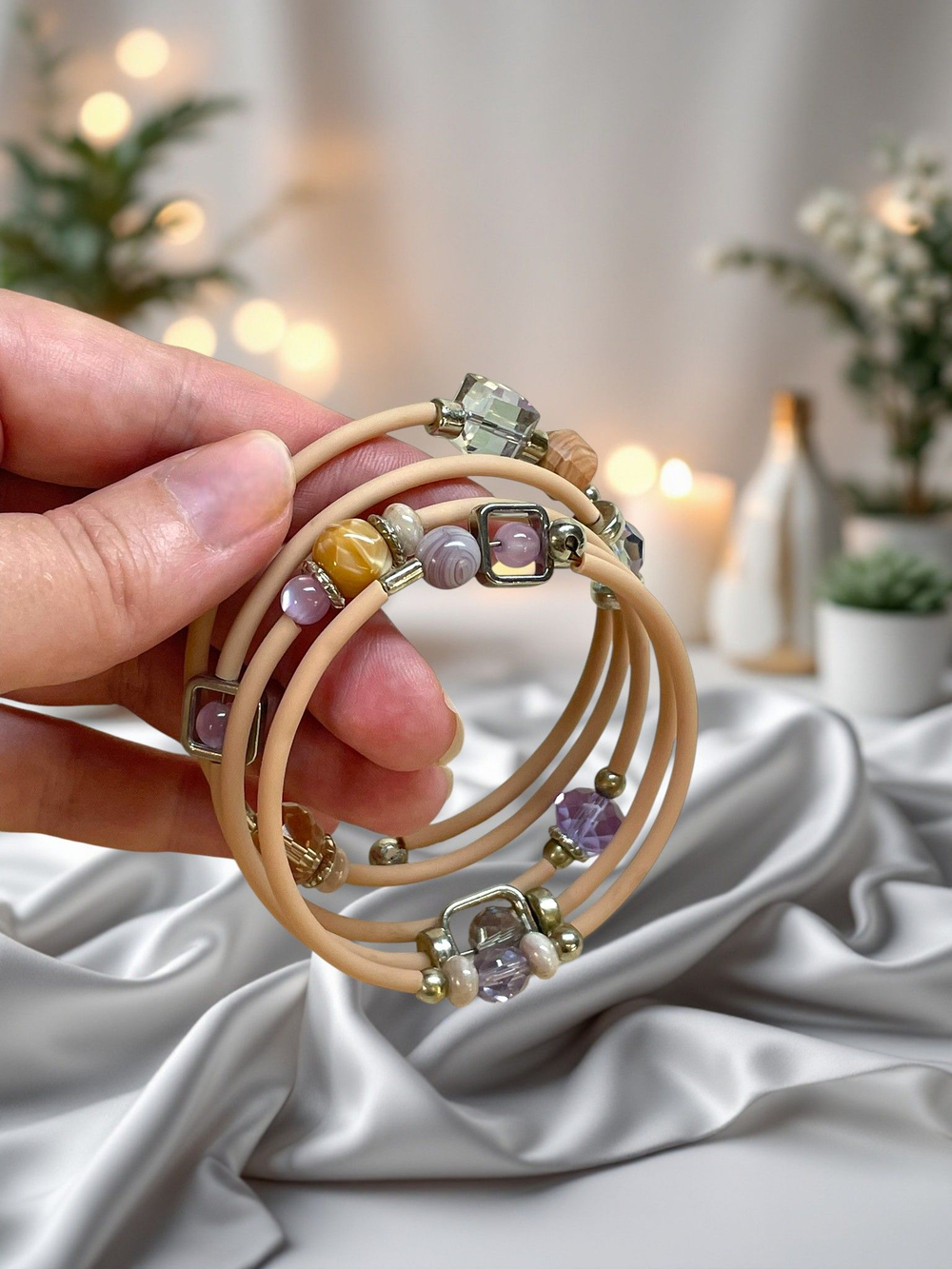 Браслет с бусинами гибкий бежевый