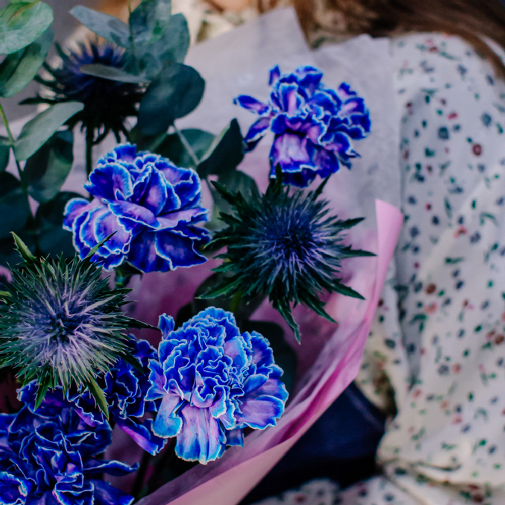 82. Элегантный стойкий синий букет с диантусами и эрингиумом