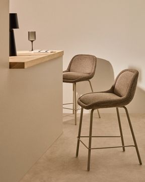 Полубарный стул Aimin из светло-коричневой синели с бежевыми стальными ножками