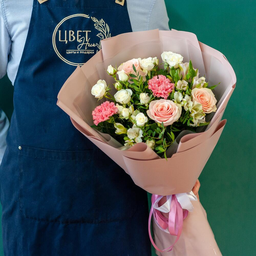 Сборный букет с диантусами, кустовой розой, альстромерией