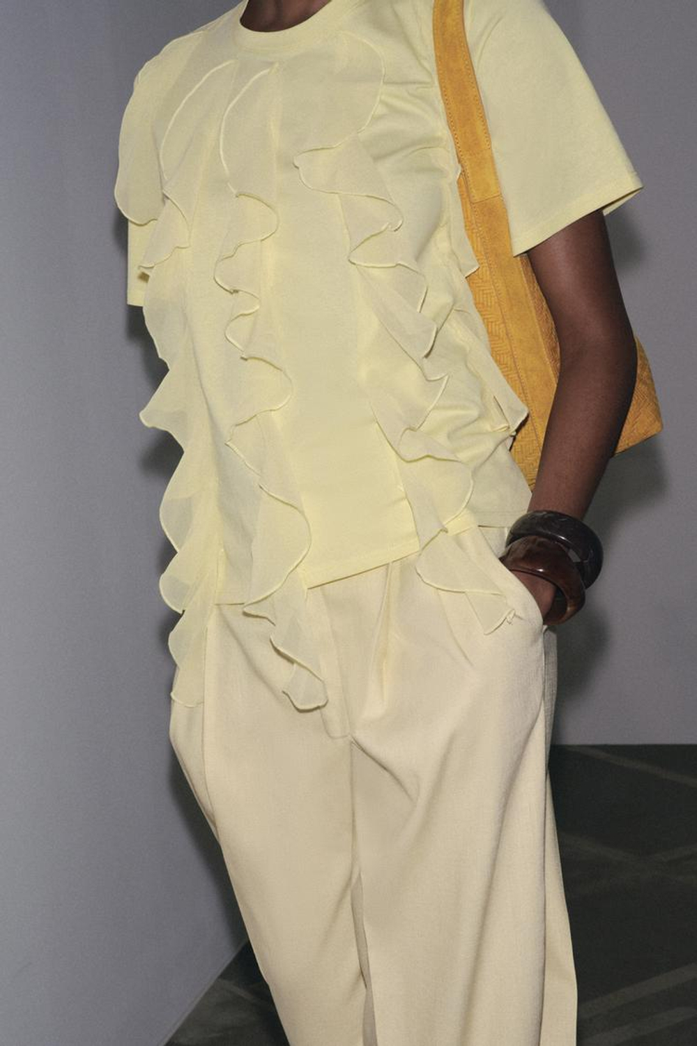 ZARA ФУТБОЛКА С ВОЛАНАМИ С ПЕРЕДИ, ЖЕЛТЫЙ