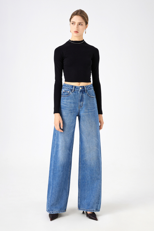 Широкие джинсы с потертостями