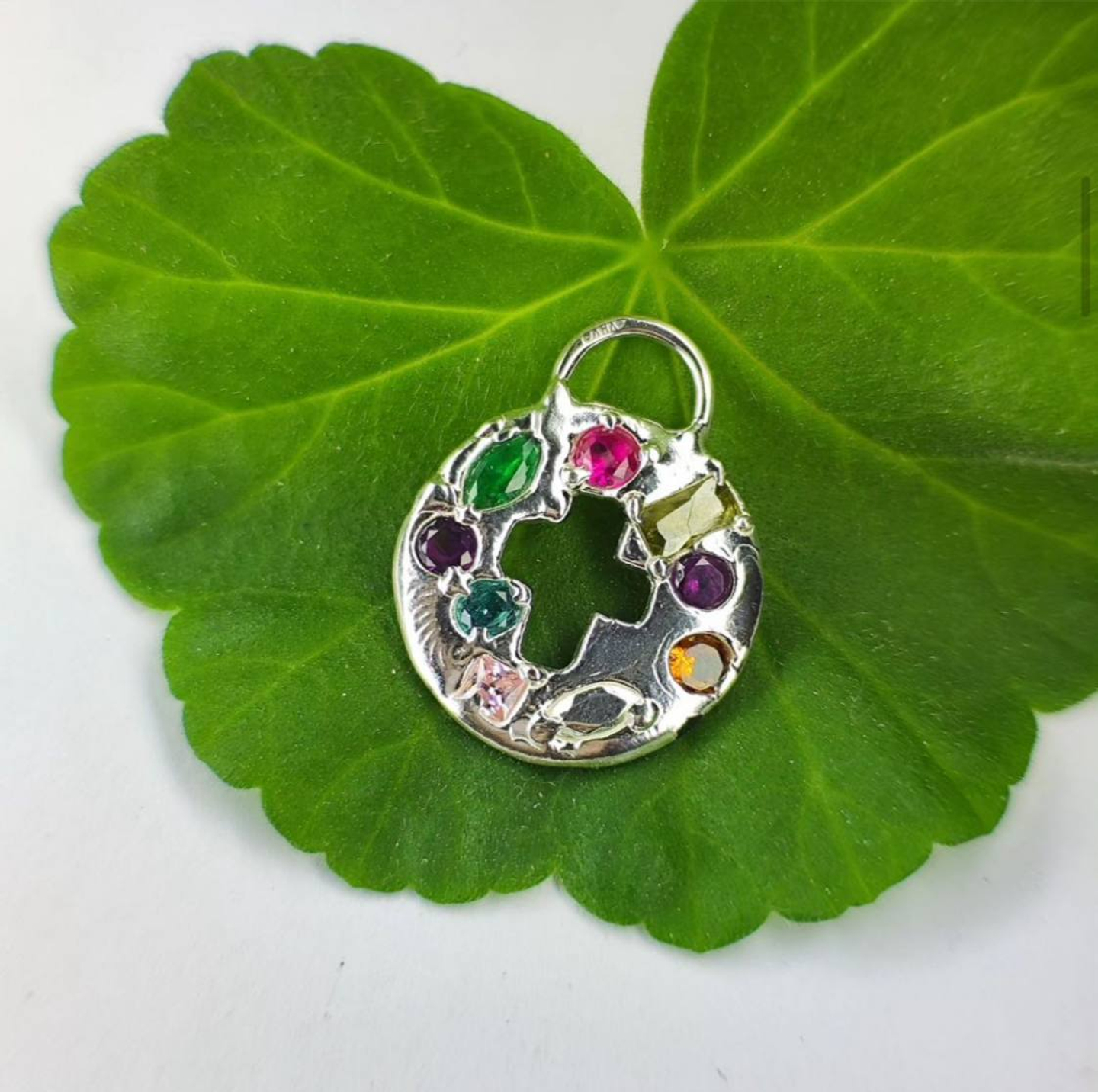 Подвеска-крест круглый с вплавленными камнями