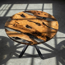 Круглый столик из граба со смолой