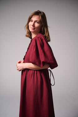 Платье с жабо и рукавами-фонариками из крапивы цвета бордо