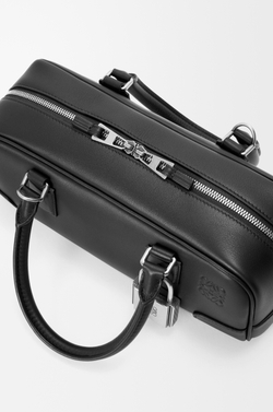 Loewe Укороченная сумка Amazona 23 из блестящей телячьей кожи, черный