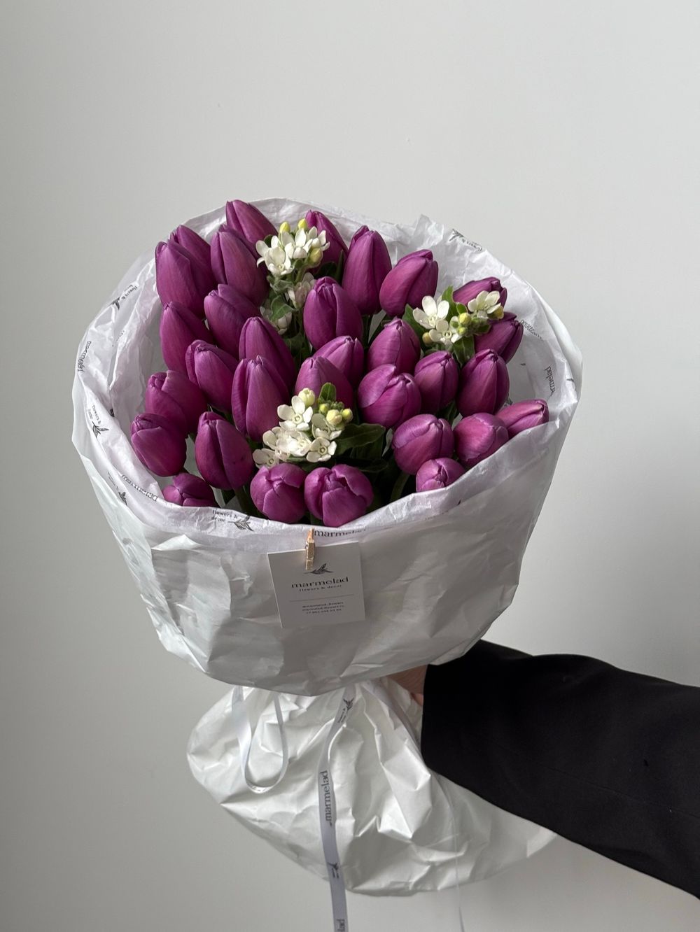 Букет из 31 фиолетового тюльпана и белого оксипеталума