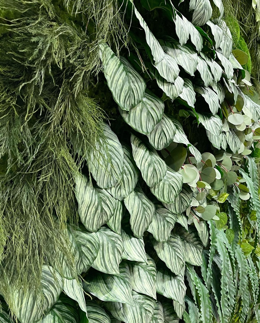 21.02. Вертикальное озеленение искусственными и стабилизированными растениями и мхом.