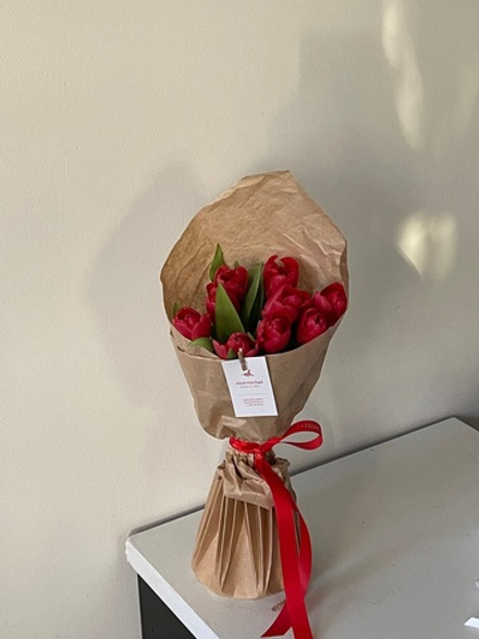 Кулек из тюльпанов красного цвета доступен к заказу с 3.03.2026