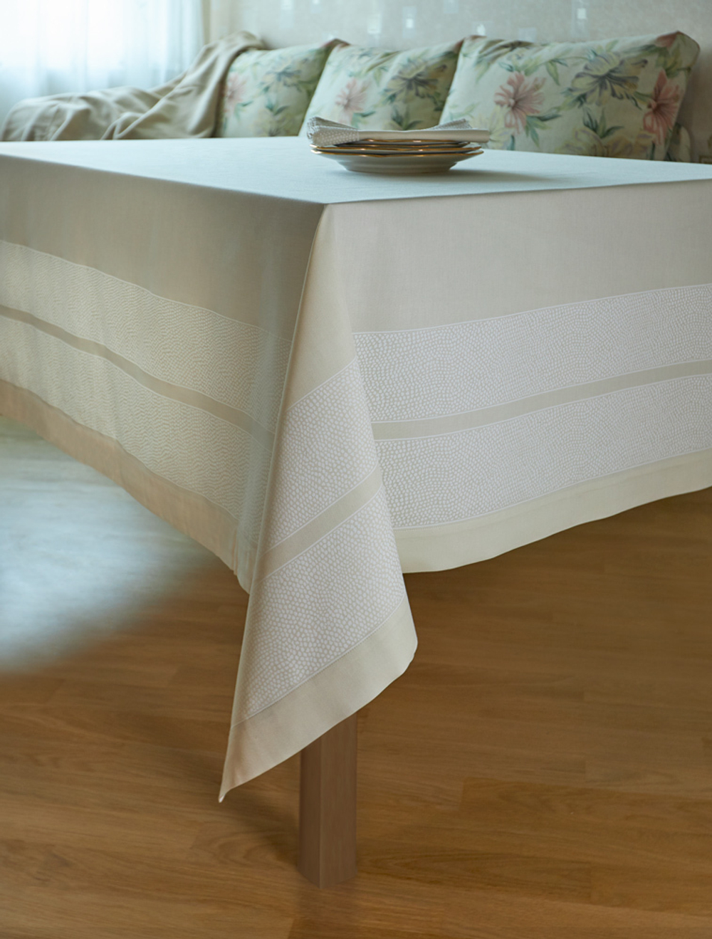 Скатерть 160х225 и 8 салфеток Vallesusa Chromo Satin 14873 сливочные