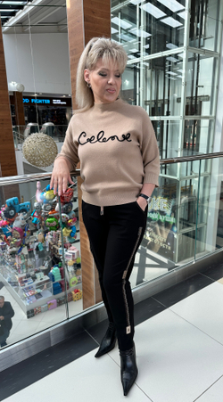 Черные брюки на резинке с бежевым принтом