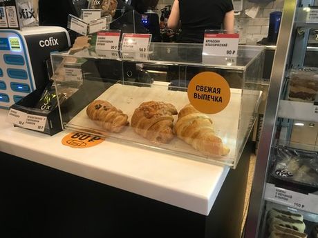 Прозрачная витрина для выпечки