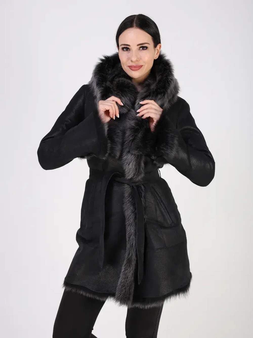 Дубленка зимняя натуральная с капюшоном короткая