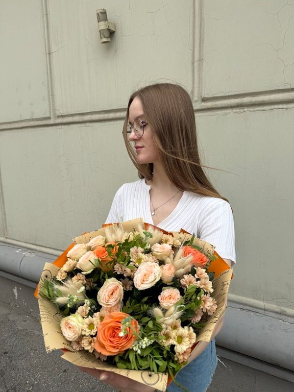Нежный букет с кустовой розой и сантини